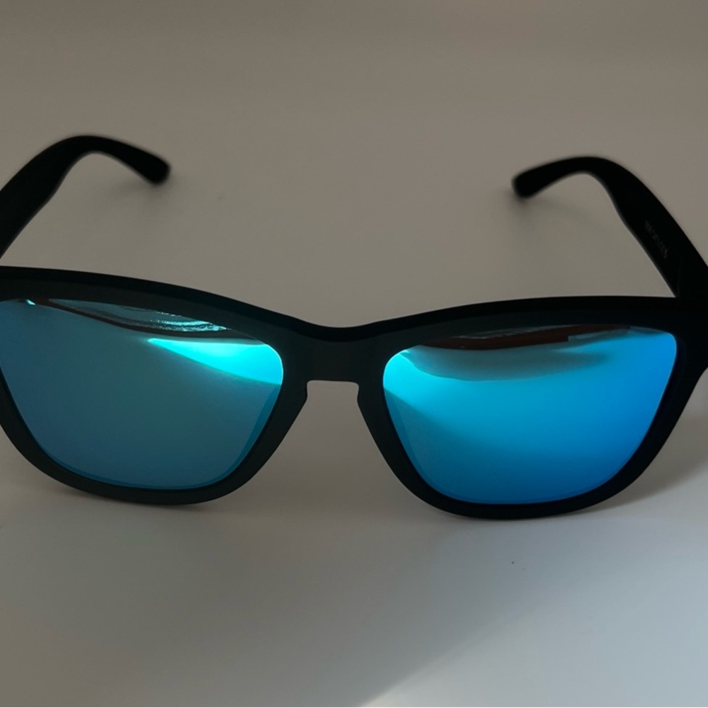 PRLUNVS Polarized Blue Mirror Lens Sunglasses - Black Frame Unisex
